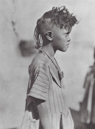 África: Criança Bisharin com amuleto (fotografia a preto e branco) de Hugo Adolf Bernatzik