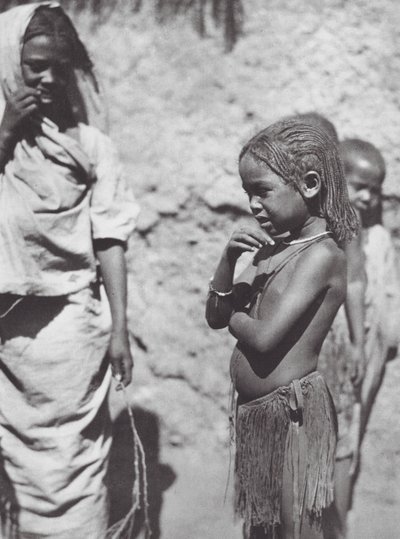 África: Crianças em Omdurman (fotografia a preto e branco) de Hugo Adolf Bernatzik