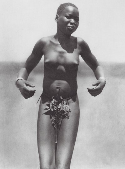 África: Rapariga que dança, Djur oriental (fotografia a preto e branco) de Hugo Adolf Bernatzik