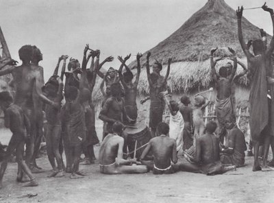 África: Dança das vacas Dinka (fotografia a preto e branco) de Hugo Adolf Bernatzik