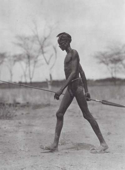 África: Guerreiro Dinka com lança (fotografia a preto e branco) de Hugo Adolf Bernatzik