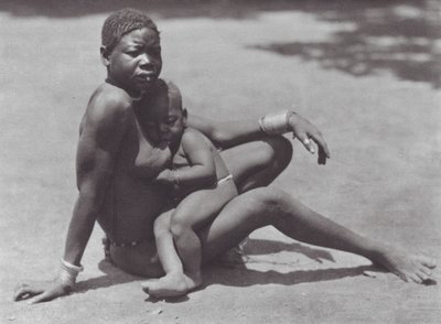 África: Djur Oriental, mãe e filho (fotografia a preto e branco) de Hugo Adolf Bernatzik