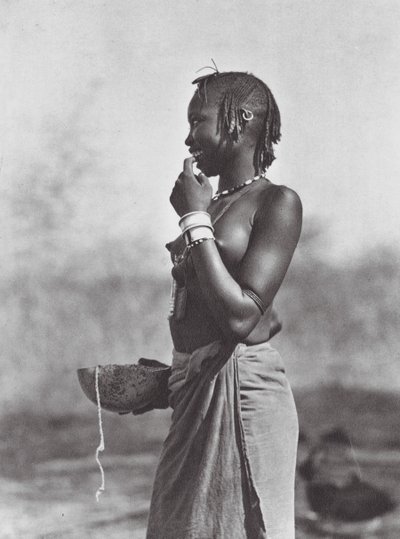 África: Rapariga Eliri das montanhas de Dar Nuba (fotografia a preto e branco) de Hugo Adolf Bernatzik