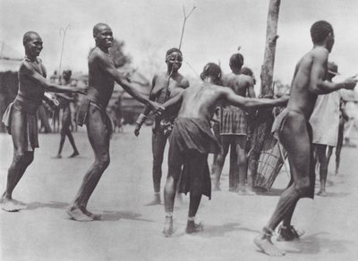 África: Dança de roda Moru (fotografia a preto e branco) de Hugo Adolf Bernatzik