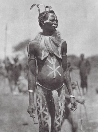 África: Mulher Nuba com ornamento festivo (fotografia a preto e branco) de Hugo Adolf Bernatzik