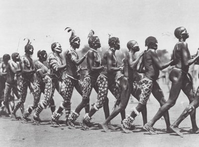 África: Mulheres Nuba a dançar (fotografia a preto e branco) de Hugo Adolf Bernatzik