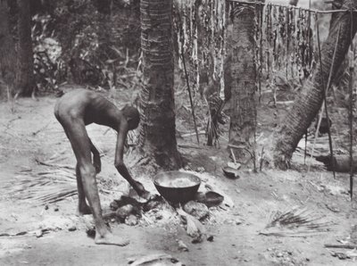 África: Nuer a cozinhar carne de crocodilo (fotografia a preto e branco) de Hugo Adolf Bernatzik