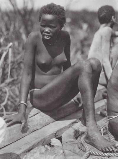 África: Rapariga Nuer no Bahr el Zeraf (fotografia a preto e branco) de Hugo Adolf Bernatzik