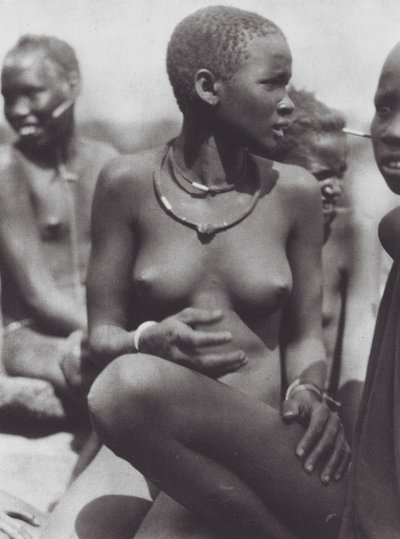 África: Rapariga Nuer com colar de pelo de girafa (fotografia a preto e branco) de Hugo Adolf Bernatzik