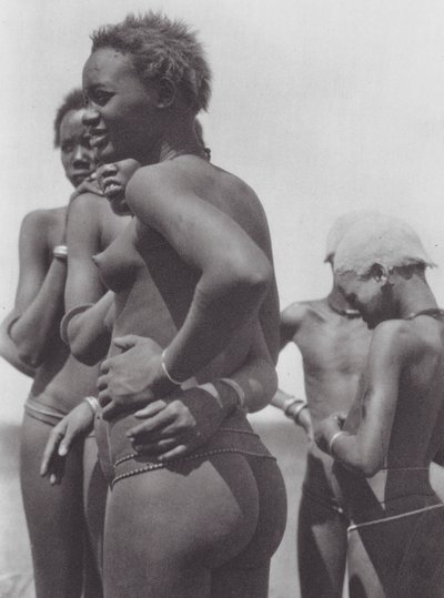 África: Meninas e crianças Nuer (fotografia a preto e branco) de Hugo Adolf Bernatzik