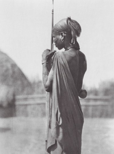 África: Nuer em traje Shilluk (fotografia a preto e branco) de Hugo Adolf Bernatzik