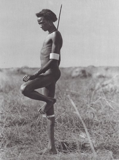 África: Nuer, posição de repouso (fotografia a preto e branco) de Hugo Adolf Bernatzik