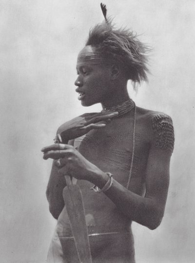 África: Guerreiro Nuer com marca tribal na testa (fotografia a preto e branco) de Hugo Adolf Bernatzik