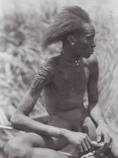 África: Nuer com o cabelo pintado de vermelho (fotografia a preto e branco) de Hugo Adolf Bernatzik
