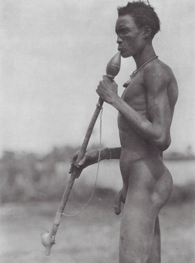 África: Nuerizados Dinka no Bahr el Zeraf (fotografia a preto e branco) de Hugo Adolf Bernatzik