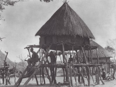 África: Habitações de pilha do Djur oriental (fotografia a preto e branco) de Hugo Adolf Bernatzik