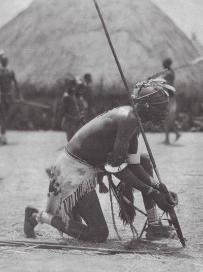 África: Shilluk em traje festivo (fotografia a preto e branco) de Hugo Adolf Bernatzik