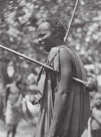 África: Guerreiro Shilluk com um bastão (fotografia a preto e branco) de Hugo Adolf Bernatzik