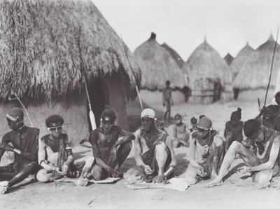 África: Guerreiros Shilluk a esfregarem-se com cinzas de madeira (fotografia a preto e branco) de Hugo Adolf Bernatzik