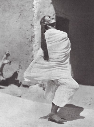 África: Menina sudanesa que dança, Omdurman (fotografia a preto e branco) de Hugo Adolf Bernatzik
