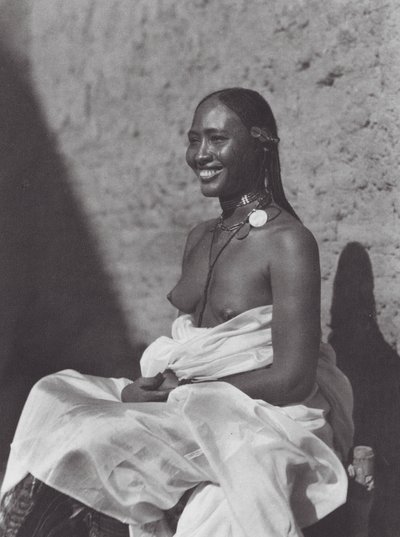 África: Mulher sudanesa de Omdurman (fotografia a preto e branco) de Hugo Adolf Bernatzik