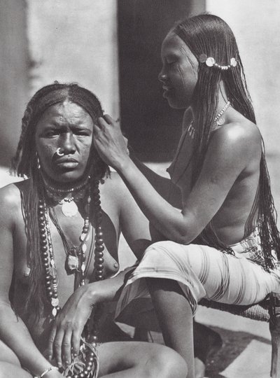 África: Mulheres sudanesas a entrançar o cabelo (fotografia a preto e branco) de Hugo Adolf Bernatzik