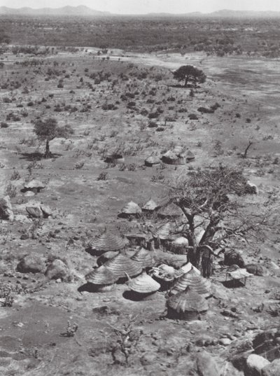 África: Vista das planícies a partir do Monte Talodi (fotografia a preto e branco) de Hugo Adolf Bernatzik