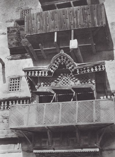 África: Janela de sacada de madeira em Suakin (fotografia a preto e branco) de Hugo Adolf Bernatzik