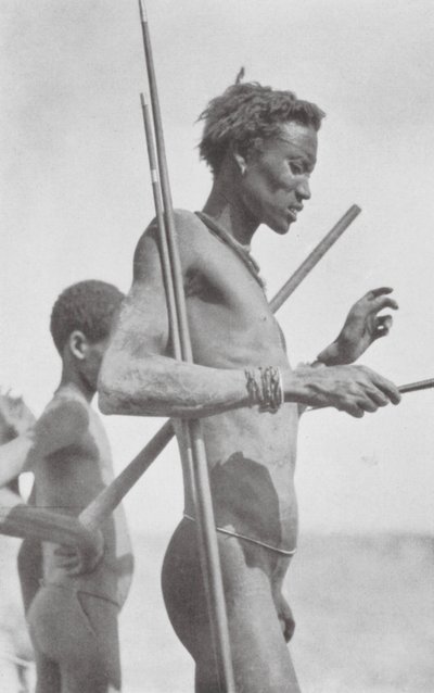 Homem Nuer (fotografia a preto e branco) de Hugo Adolf Bernatzik