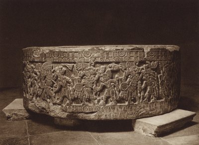 México: Altar de sacrifício do rei Tizoc, Museu Nacional (fotografia a preto e branco) de Hugo Brehme
