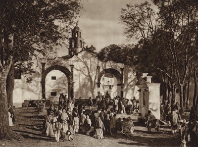 México: Amecameca, Procissão em frente à Capela do Monte Sagrado (fotografia a preto e branco) de Hugo Brehme
