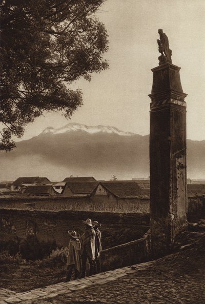 México: Amecameca com Iztaccihuatl (fotografia a preto e branco) de Hugo Brehme