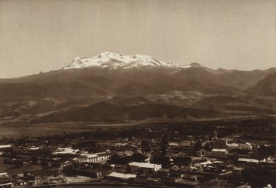 México: Amecameca com Iztaccihuatl (fotografia a preto e branco) de Hugo Brehme