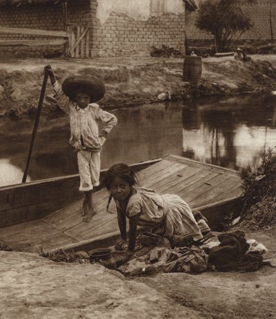 México: Ixtacalco, Crianças indígenas a lavar roupa, D F (fotografia p/b) de Hugo Brehme