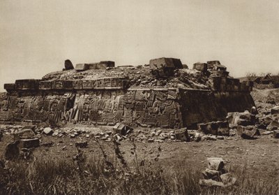 México: Pirâmide de Xochicalco, antes do restauro (fotografia a preto e branco) de Hugo Brehme