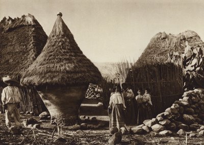México: Contentor de milho numa aldeia (fotografia a preto e branco) de Hugo Brehme