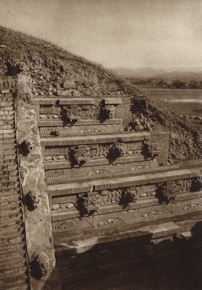 México: San Juan Teotihuacan, Esculturas de pedra na fachada ocidental da pirâmide de Quetzalcouatl, pirâmide no centro da Cidadela (fotografia a preto e branco) de Hugo Brehme
