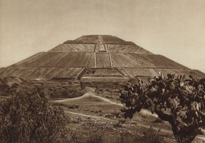 México: San Juan Teotihuacan, fachada ocidental (fotografia a preto e branco) de Hugo Brehme