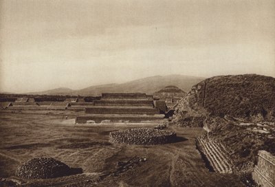 México: San Juan Teotihuacan, Vista dos terraços da Cidadela (fotografia a preto e branco) de Hugo Brehme