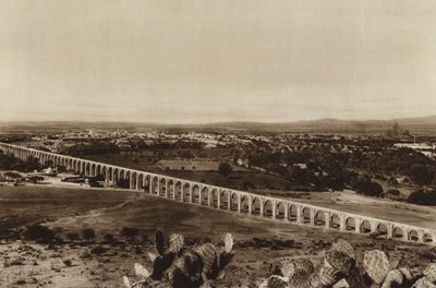 México: Vista de Querétaro com velhos canos de água (fotografia a preto e branco) de Hugo Brehme