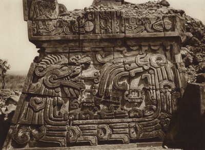 México: Xochicalco, Parte da pirâmide com serpente e hieróglifos (fotografia a preto e branco) de Hugo Brehme