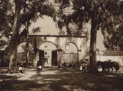México: Xochimilco, Entrada da igreja (fotografia a preto e branco) de Hugo Brehme