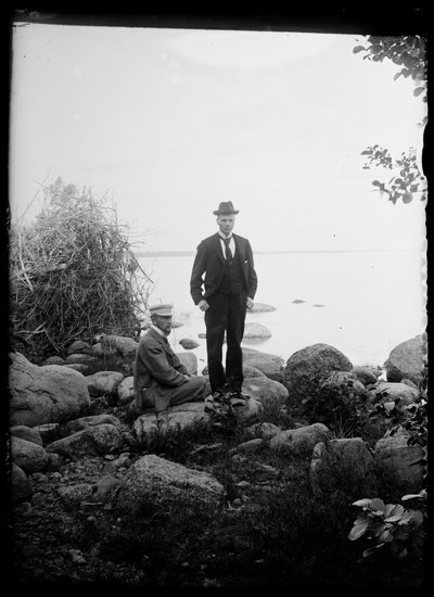 Johannes Andersin e Magnus Adrian Gadd no Midsummer Festival de Hugo Simberg