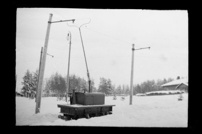 Locomotiva eléctrica Kymintehta em Kuusankoski de Hugo Simberg