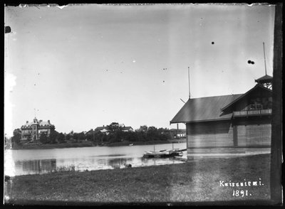 À direita, o pavilhão do clube de remo em Kaisaniemi; à esquerda, a casa do proprietário da fábrica, Rieks de Hugo Simberg
