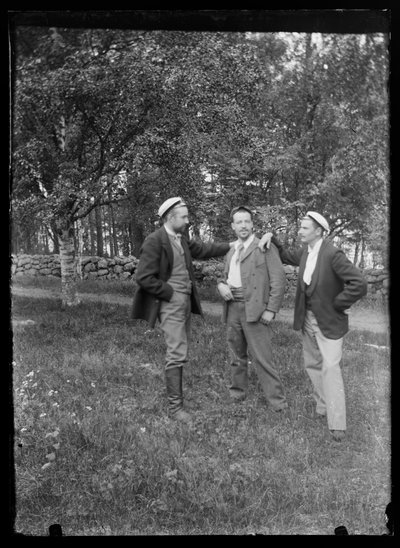 Paul e Hugo Simberg e Einar Relander no parque Niemenlautka de Hugo Simberg