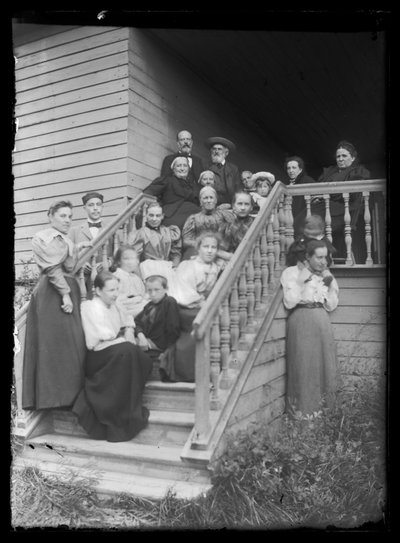 Fotografia de grupo nos degraus da Villa Branca de Hugo Simberg