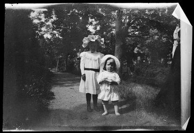 Provavelmente uma rapariga da família Gadd e Tom Simberg de Hugo Simberg