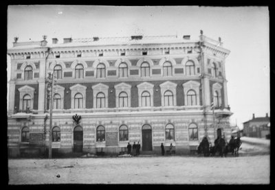 Apteekintalo de Vyborg na Praça da Fonte Vermelha de Hugo Simberg