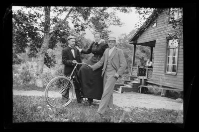 Wolter, Blenda e Einar Simberg no pátio da vivenda amarela, no alpendre da vivenda Elma Simberg de Hugo Simberg